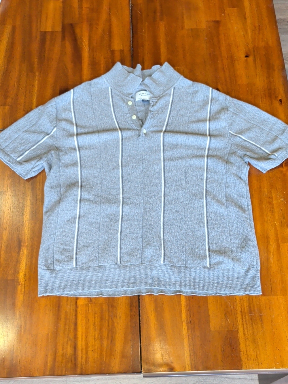 Men's Light Gray V-Neck Short-Sleeve Knit Pullover